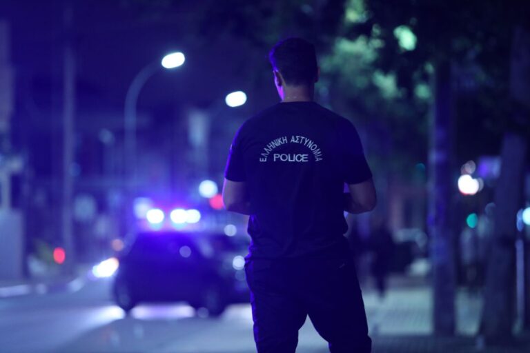 Εμπρηστικός μηχανισμός έξω από τα γραφεία του ΕΦΚΑ στην Καλλιθέα