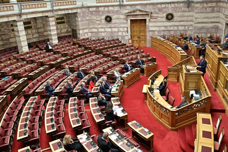 Με επίδικο την εξεύρεση συναίνεσης αρχίζει σήμερα τις εργασίες της η Επιτροπή Αναθεώρησης του Συντάγματος