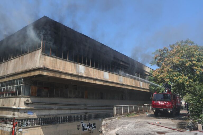 Μαίνεται η φωτιά σε εργοστάσιο πλαστικών στο Αιγάλεω – Αναζωπύρωση και κυκλοφοριακές ρυθμίσεις