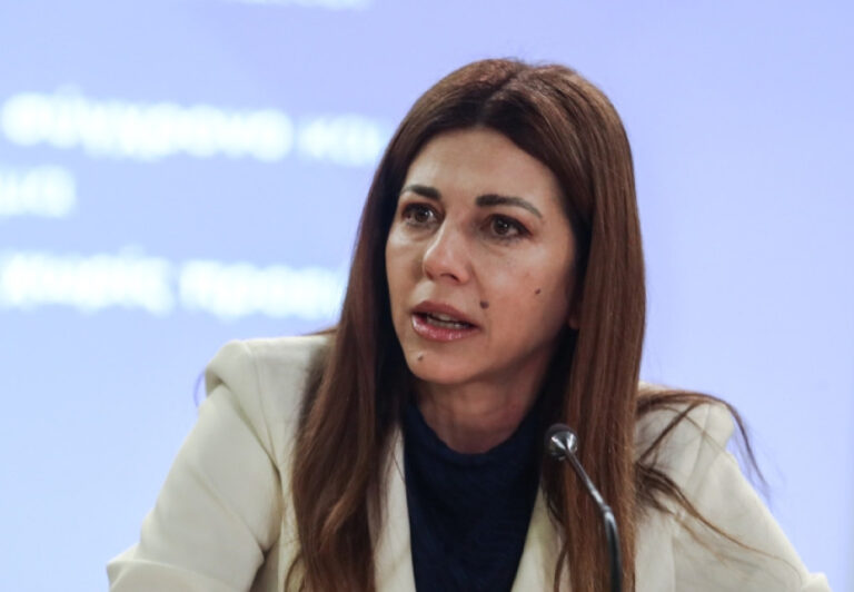 Εκτεθειμένη η Ζαχαράκη, λόγω παραβίασης του αδιάβλητου των πανελλαδικών εξετάσεων – Παραίτηση ζητά το ΠΑΣΟΚ
