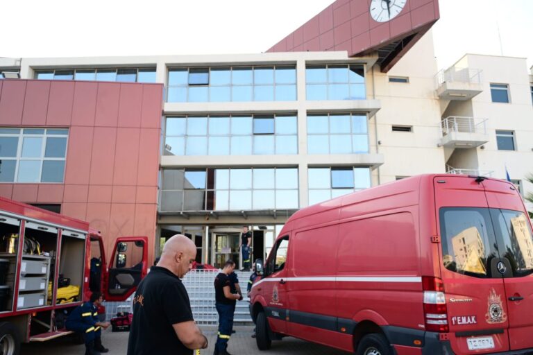 Πάτρα: Απεγκλωβίστηκε δίχρονο κοριτσάκι από κλειδωμένο αυτοκίνητο