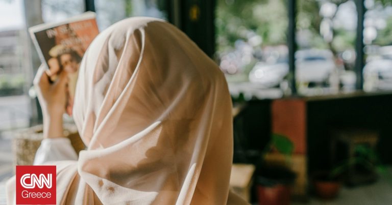 Συνελήφθη influencer με μαντήλα στην Τουρκία – Η «επίμαχη» ανάρτησή της
