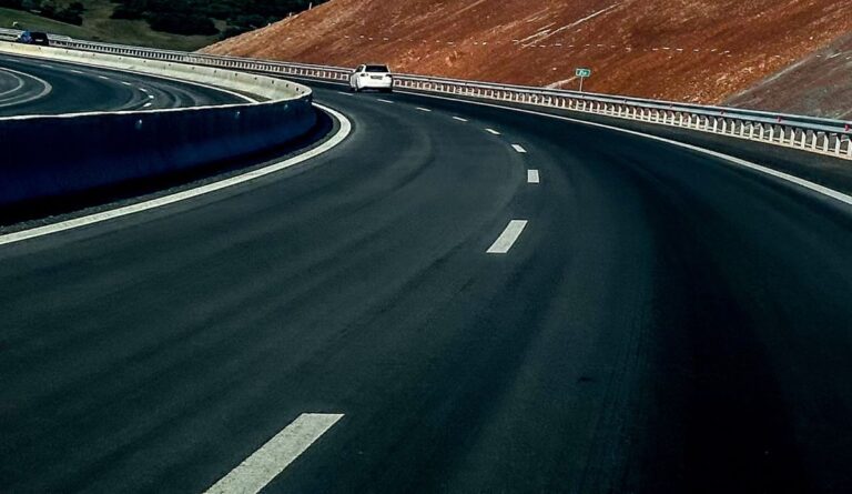 Φωτισμός σε 8.693 επικίνδυνα σημεία του οδικού δικτύου – Σε εξέλιξη το έργο στις 13 Περιφέρειες